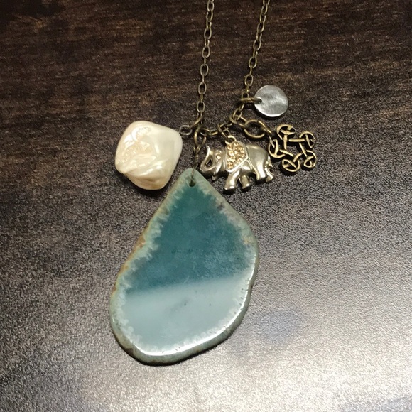 BEAUTIFUL NECKLACE - LARGE TEAL STONE & CHARMS - Picture 3 of 5